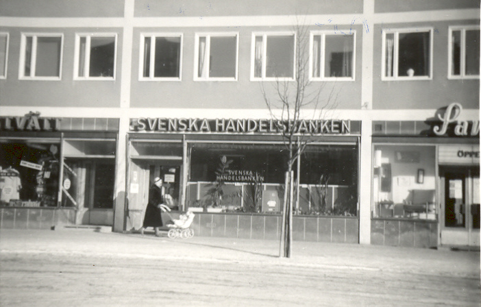 Exterior of the department branch turning to the suburb market square built in the early 1950s.